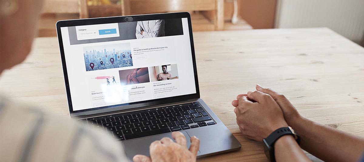 Mensen browsen op een laptop.