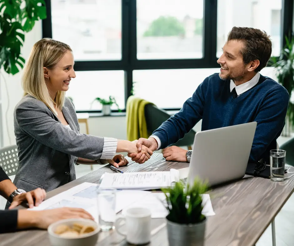 Zakenpartners schudden elkaar de hand, Financiële, Fiscaal advies, Dropshipping