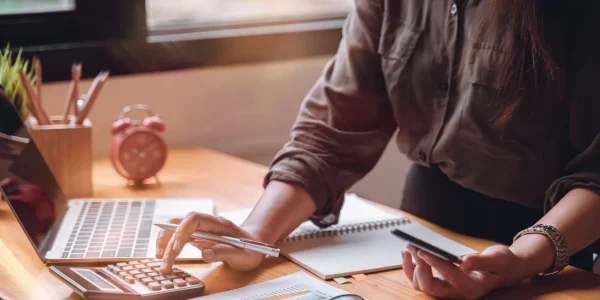 Financieel professional die een budget berekent.