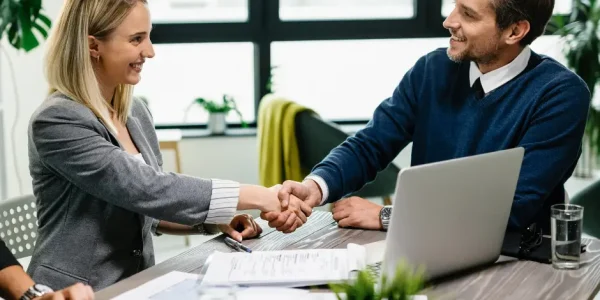 Zakenpartners schudden elkaar de hand, Financiële, Fiscaal advies, Dropshipping