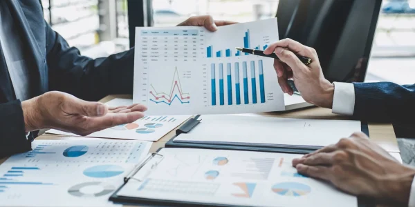 Financiële adviseurs beoordelen documenten.