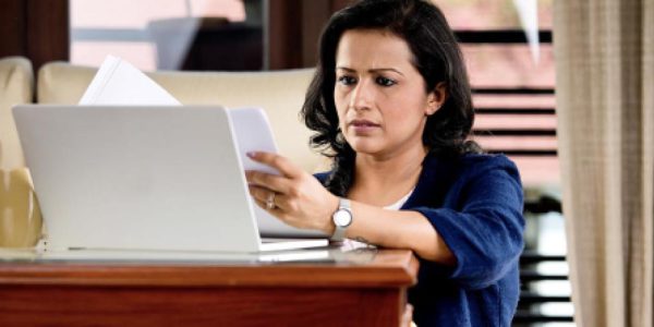 Vrouw gestrest met laptop.